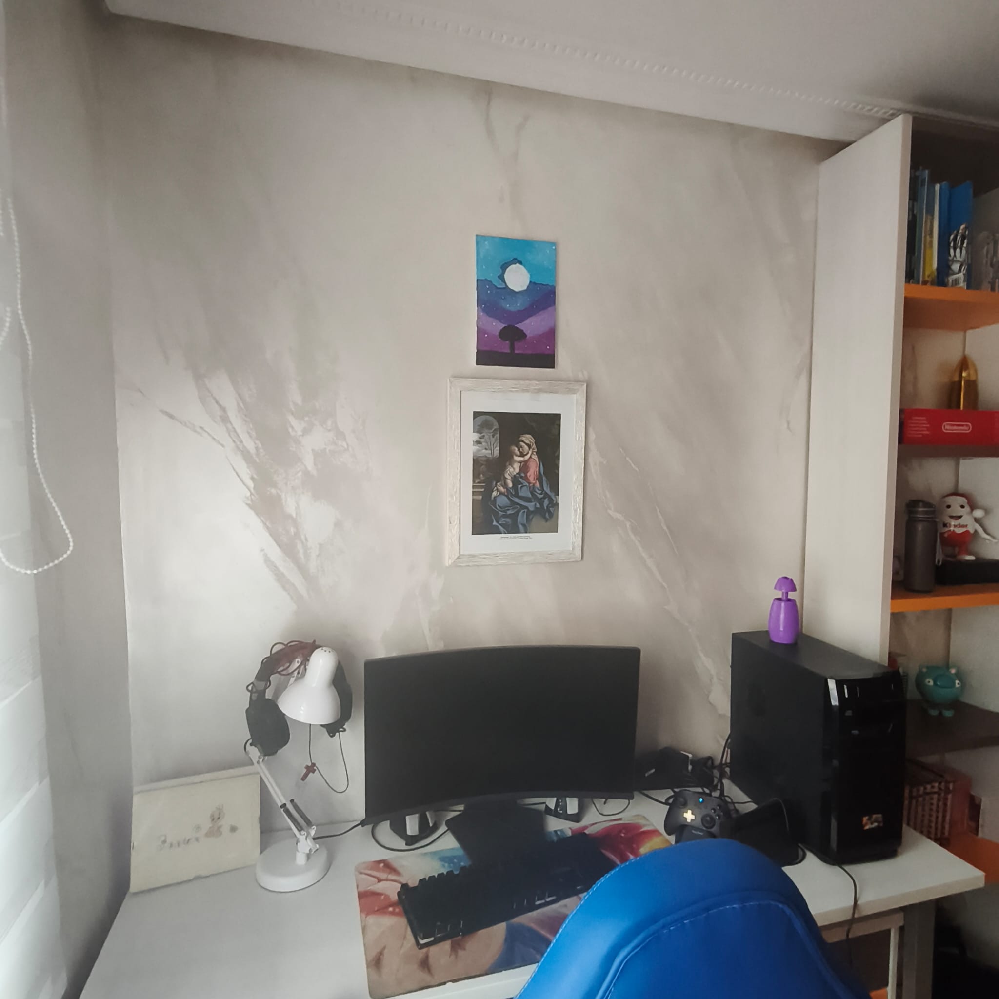 Pared de salón acabada con estuco sensaciones