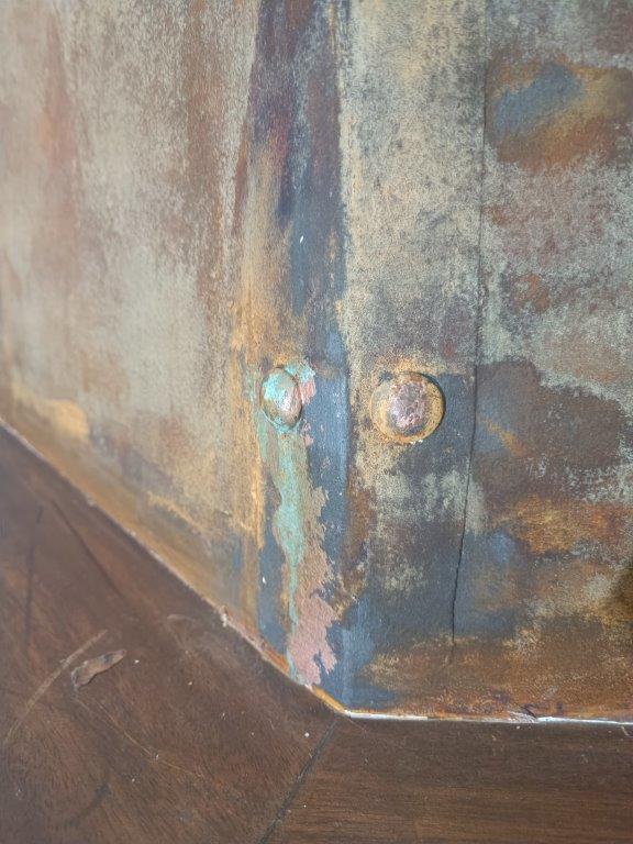 Detalle de efecto óxido con remaches